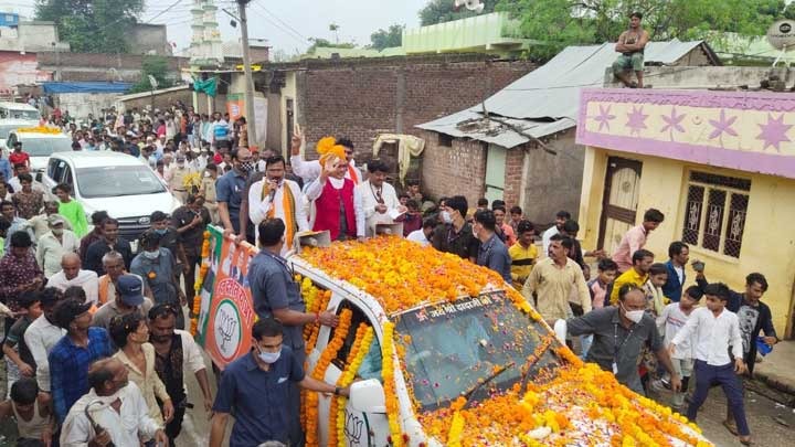 मुख्यमंत्री श्री शिवराज सिंह चौहान खरगोन में झिरन्या से भीकनगांव के बीच जनता से रूबरू होते हुए।